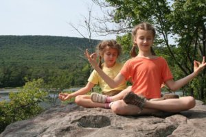 Blog yoga kids doing om